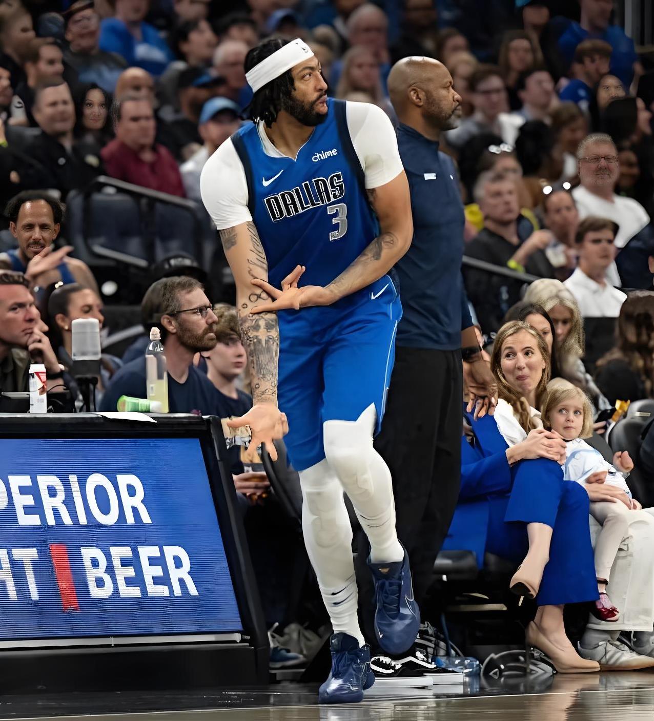 jiuyou-包含浓眉哥连续十场比赛得分超过战术调整，湖人不断突破！比赛高潮迭起的词条